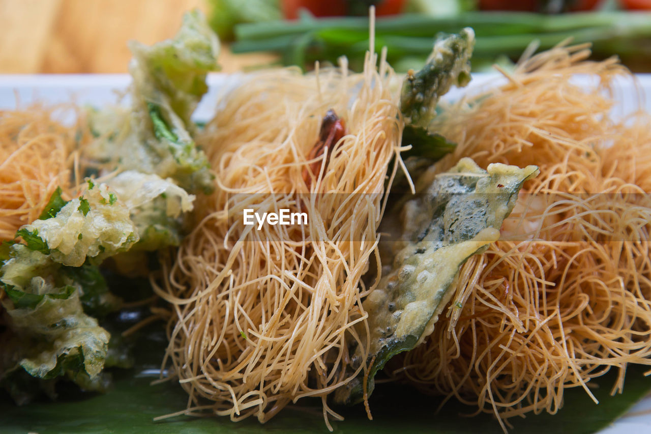 CLOSE-UP OF FRESH VEGETABLES IN PLATE