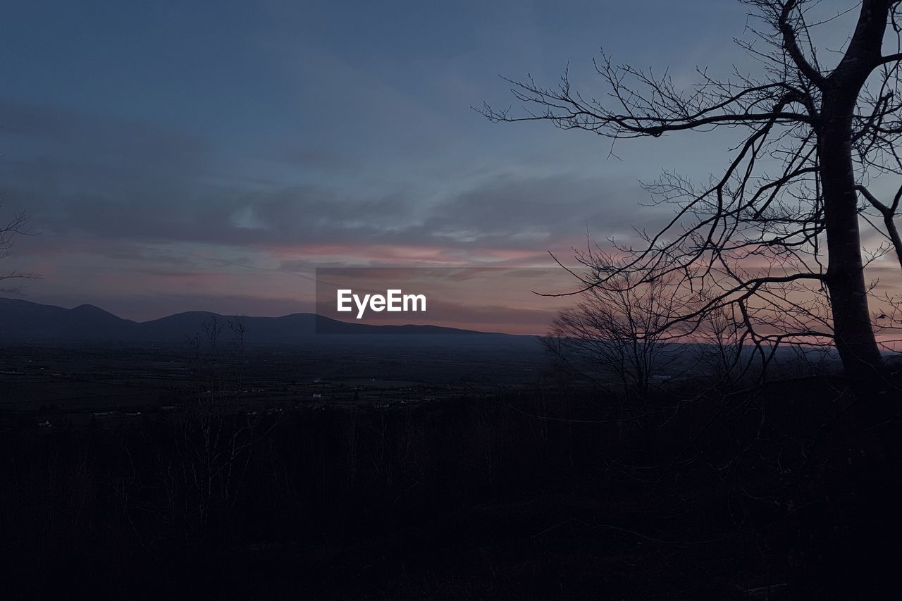 SCENIC VIEW OF LANDSCAPE AGAINST DRAMATIC SKY DURING SUNSET