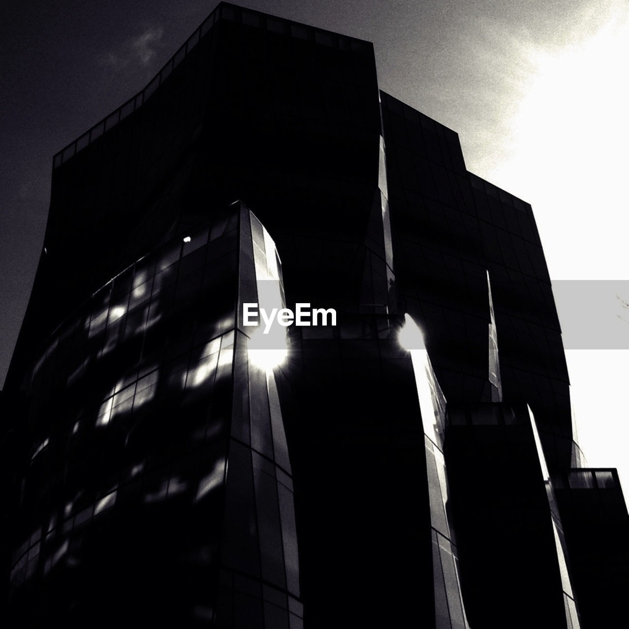 LOW ANGLE VIEW OF BUILDINGS AGAINST SKY