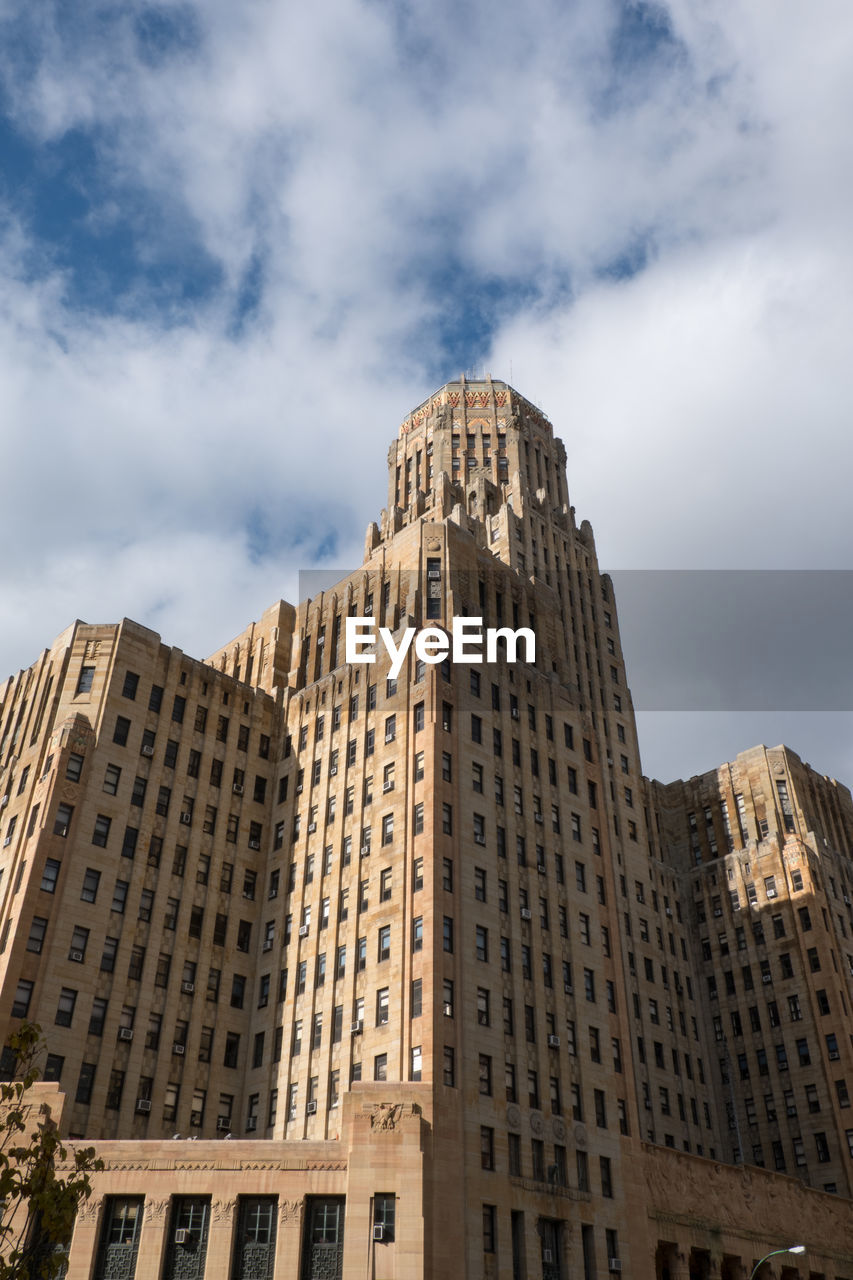 LOW ANGLE VIEW OF BUILDINGS AGAINST SKY