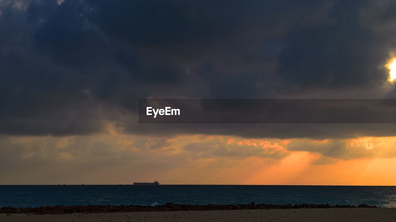 SCENIC VIEW OF DRAMATIC SKY OVER SEA