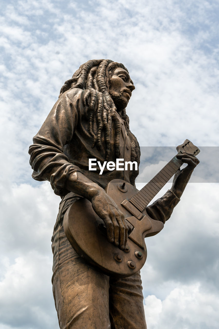 LOW ANGLE VIEW OF SCULPTURE AGAINST SKY