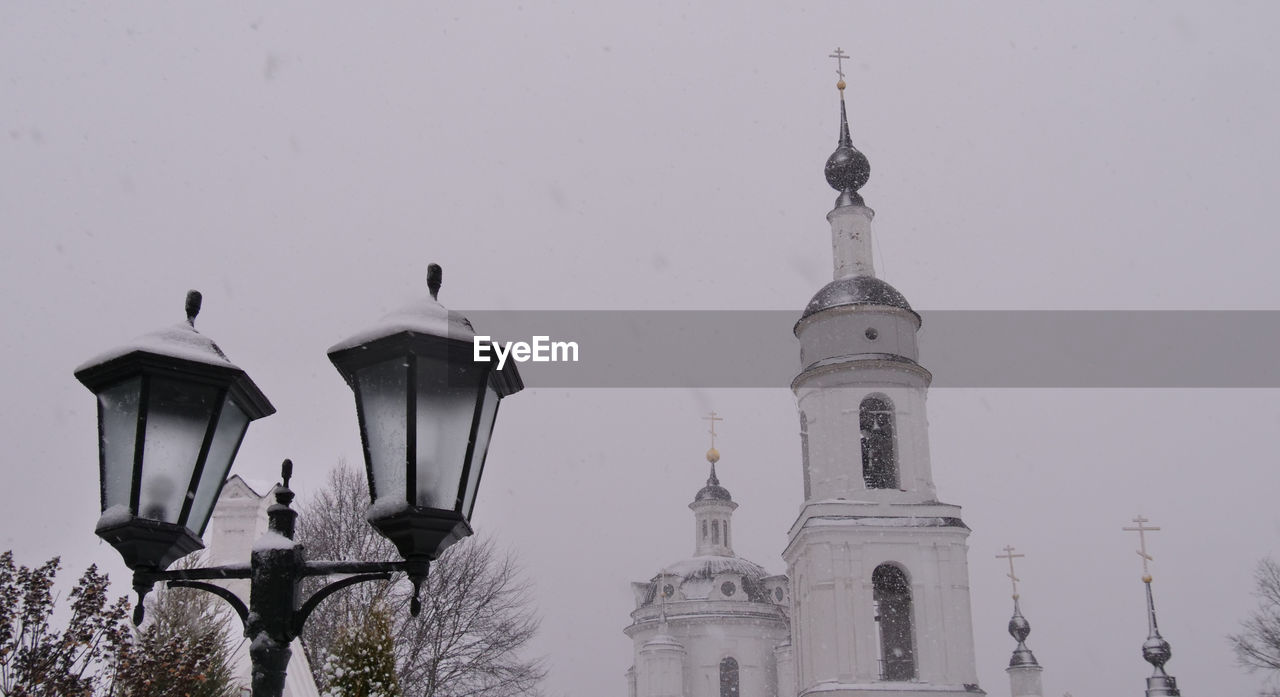 LOW ANGLE VIEW OF STREET LIGHTS AGAINST BUILDINGS