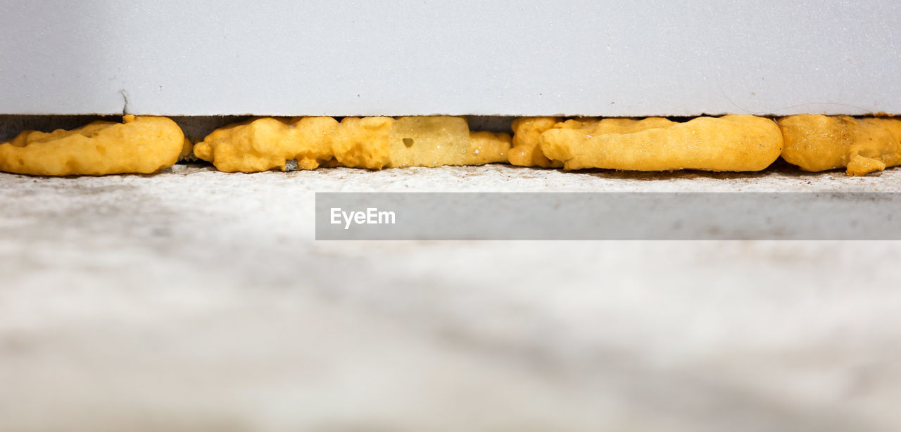 SURFACE LEVEL OF BREAD ON TABLE