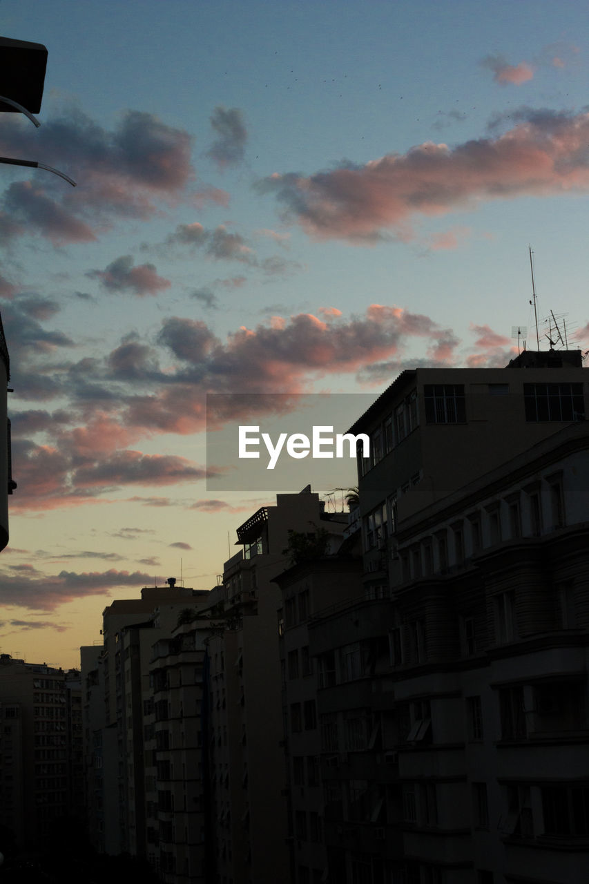 LOW ANGLE VIEW OF BUILDINGS AGAINST SKY