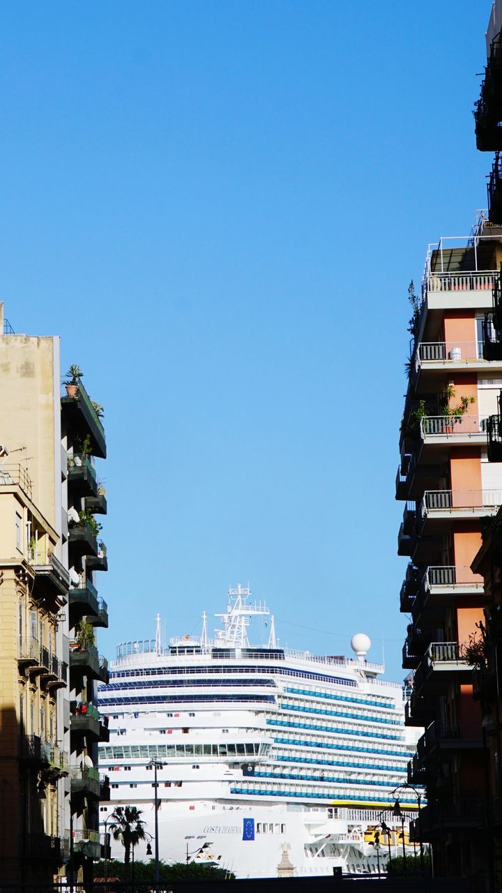 LOW ANGLE VIEW OF BUILDINGS IN CITY