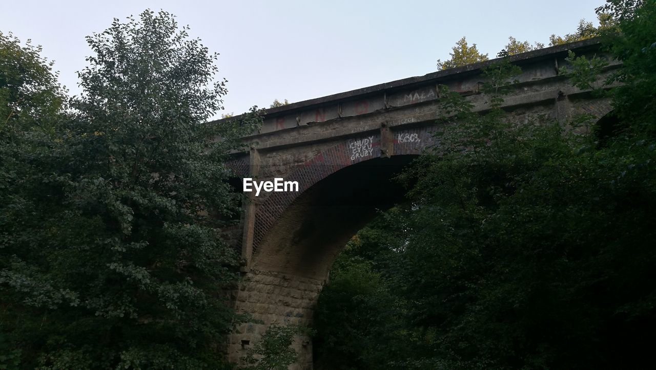 LOW ANGLE VIEW OF BRIDGE AGAINST SKY