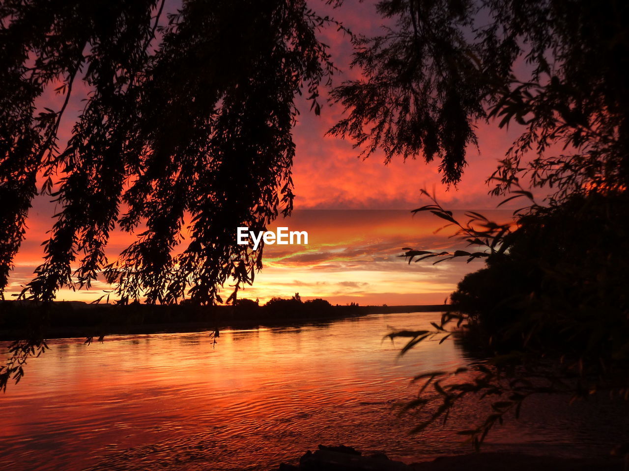 SCENIC VIEW OF LAKE AGAINST SKY DURING SUNSET