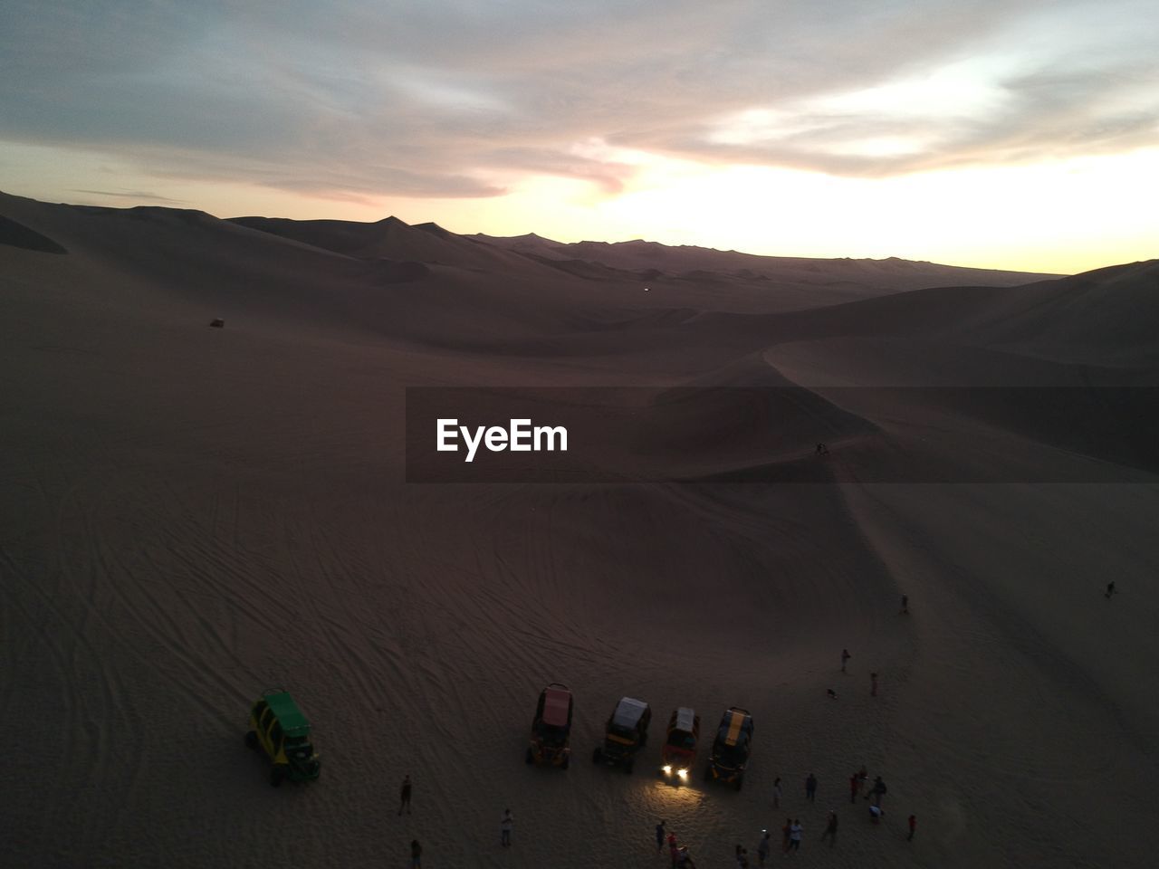 HIGH ANGLE VIEW OF DESERT AGAINST SKY