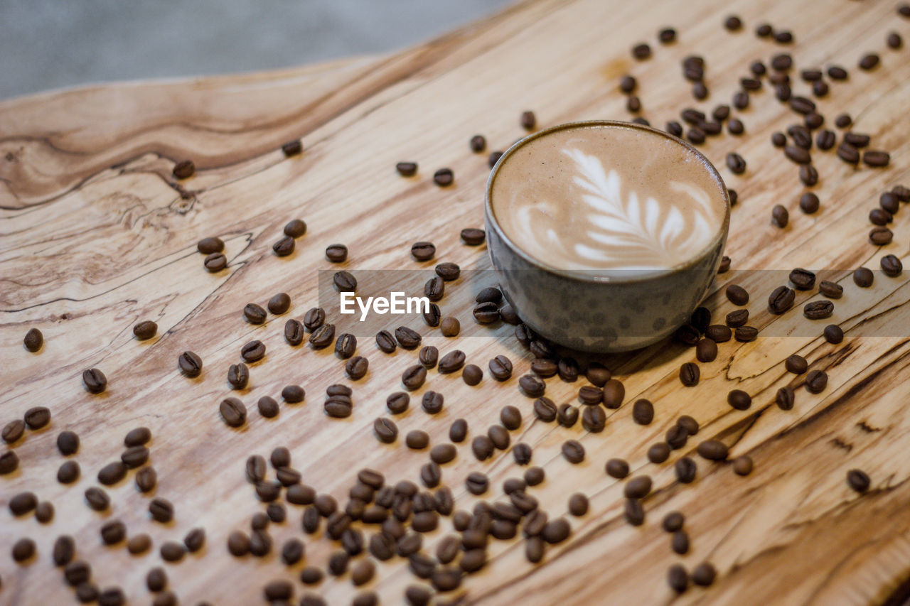 HIGH ANGLE VIEW OF COFFEE CUPS ON TABLE