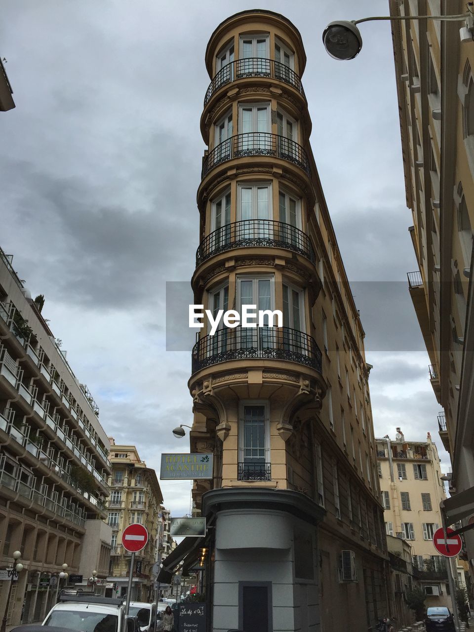 LOW ANGLE VIEW OF BUILDINGS IN CITY AGAINST SKY