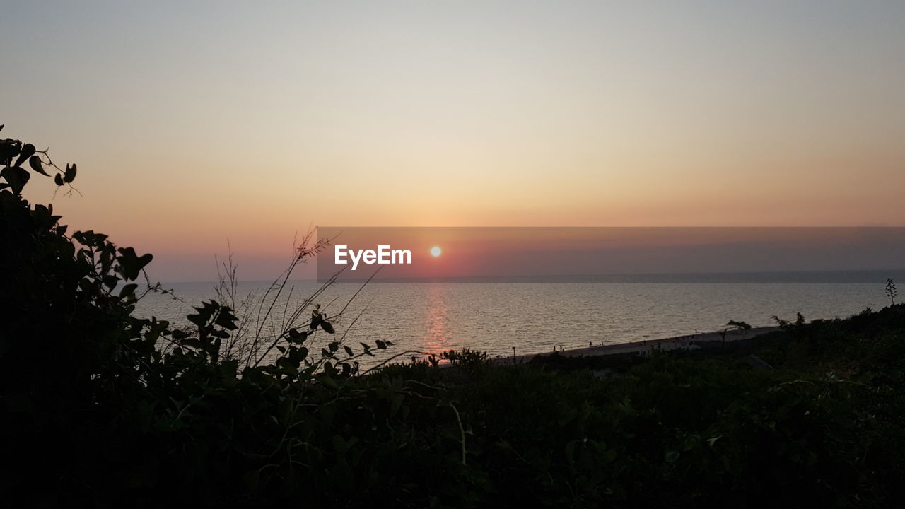 SCENIC VIEW OF SEA AGAINST SUNSET SKY