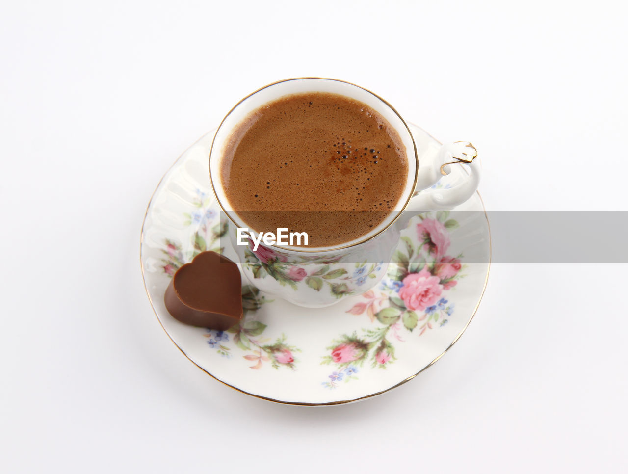 HIGH ANGLE VIEW OF COFFEE CUP AND WHITE BACKGROUND