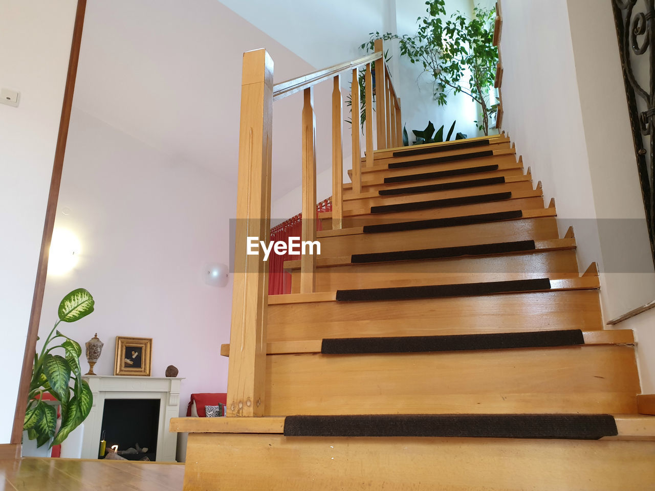 LOW ANGLE VIEW OF STAIRCASE AT HOME BUILDING