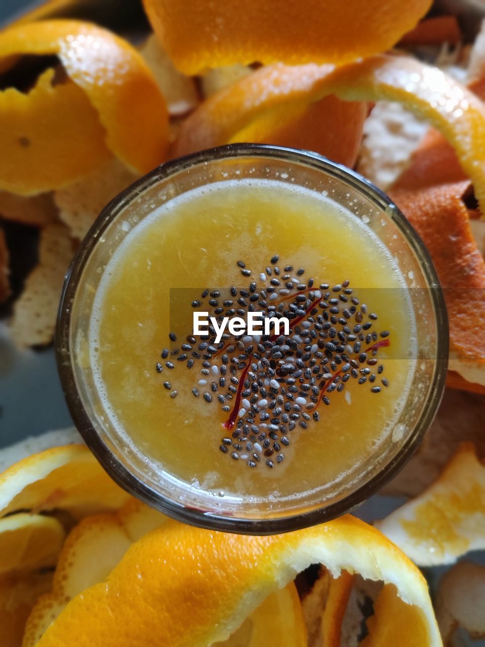 CLOSE-UP OF ORANGE FRUIT IN GLASS