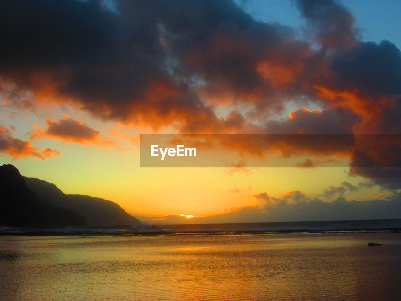 SCENIC VIEW OF DRAMATIC SKY OVER SEA