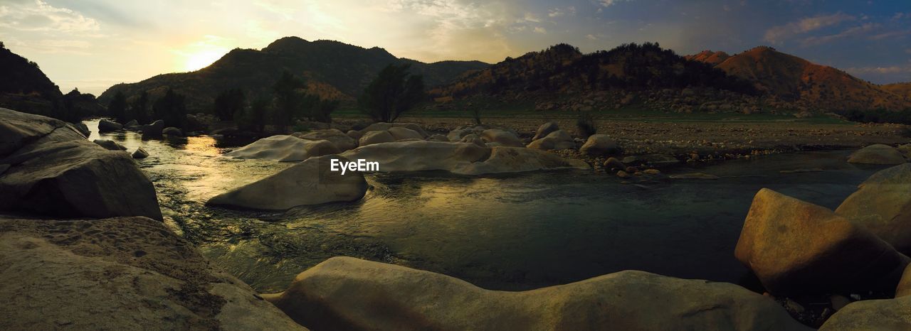 PANORAMIC VIEW OF MOUNTAINS AGAINST SKY