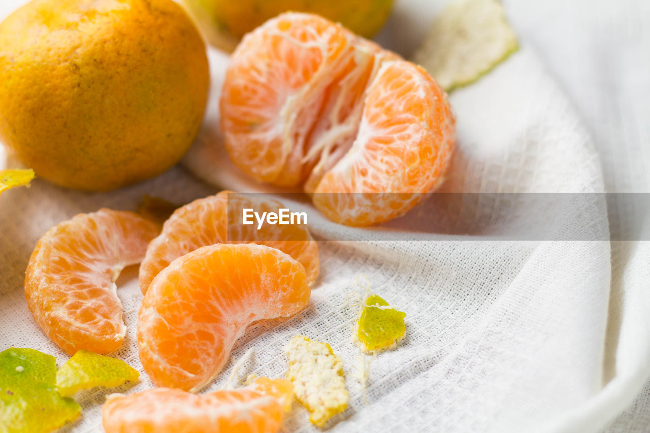 CLOSE-UP OF FRUITS IN PLATE