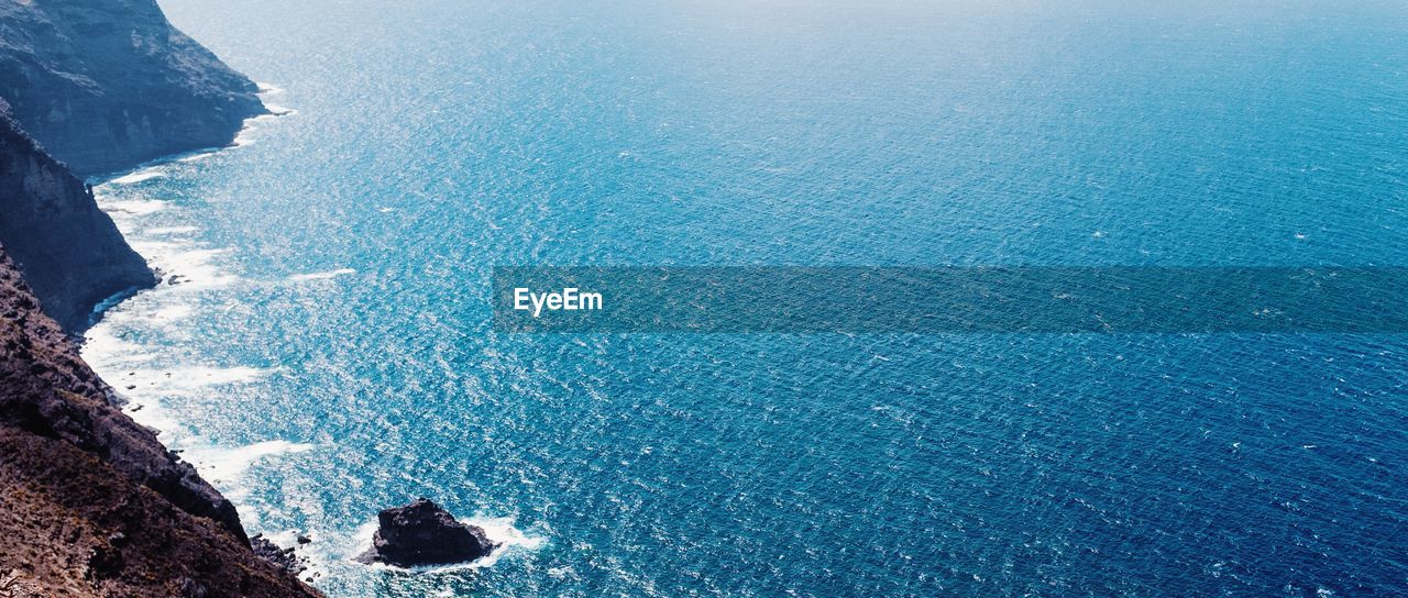 HIGH ANGLE VIEW OF SEA WAVES
