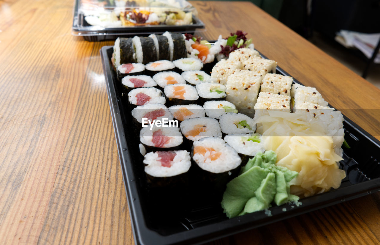 HIGH ANGLE VIEW OF SUSHI SERVED ON PLATE
