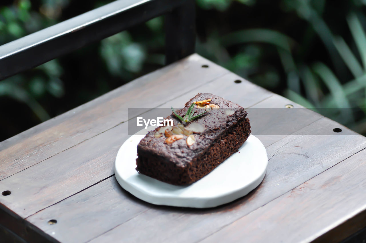 CLOSE-UP OF CAKE ON TABLE