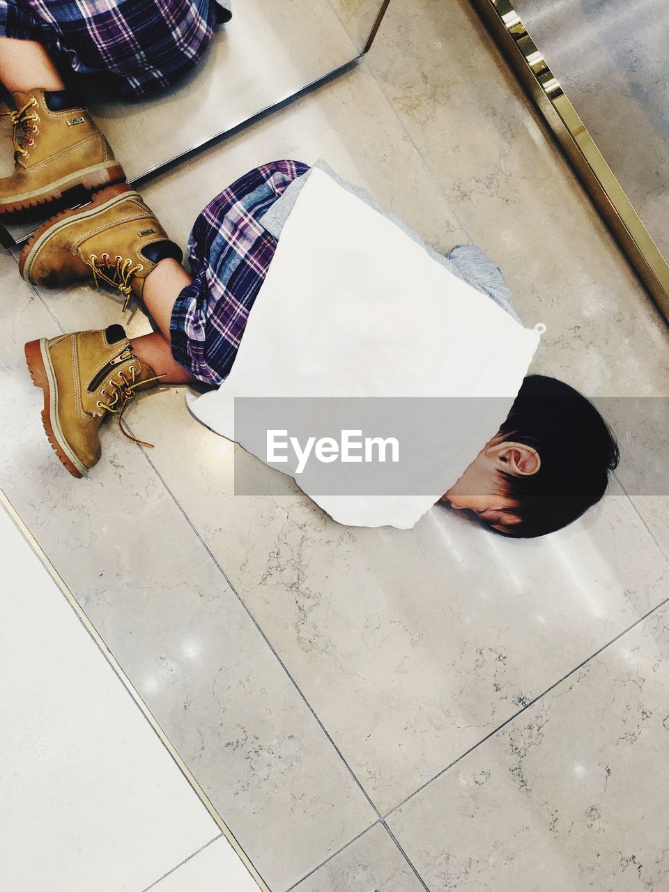 HIGH ANGLE VIEW OF MAN LYING DOWN ON FLOOR