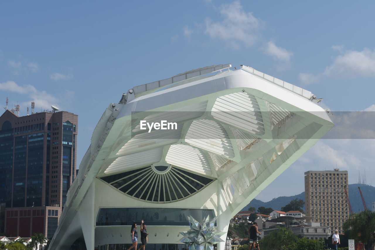 LOW ANGLE VIEW OF MODERN BUILDINGS AGAINST SKY