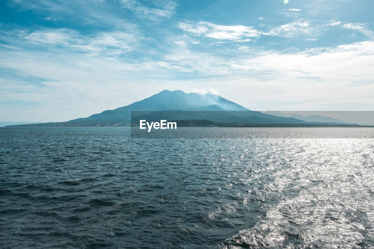 SCENIC VIEW OF SEA BY MOUNTAIN AGAINST SKY