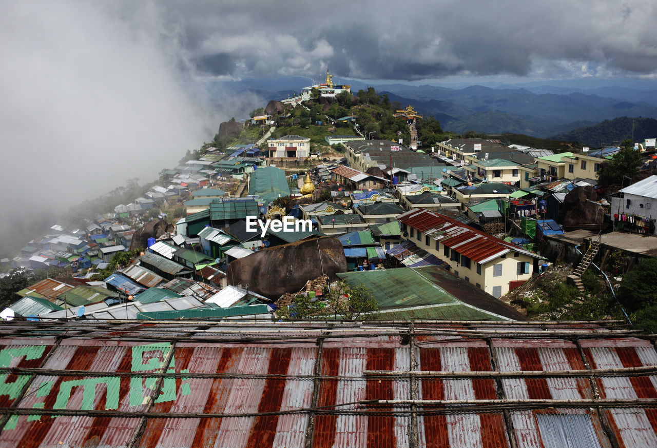 HIGH ANGLE VIEW OF TOWNSCAPE AND MOUNTAINS AGAINST SKY