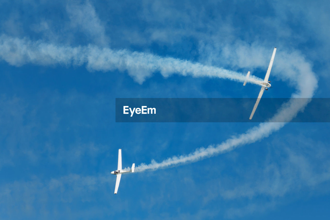 airplane, air vehicle, cloud, vapor trail, transportation, flying, sky, mode of transportation, air show, on the move, smoke, blue, nature, motion, no people, plane, day, vehicle, low angle view, fighter plane, travel, speed, aerobatics, aircraft, wing, outdoors, mid-air, teamwork, performance, cooperation, aviation, military airplane, skill, general aviation, military