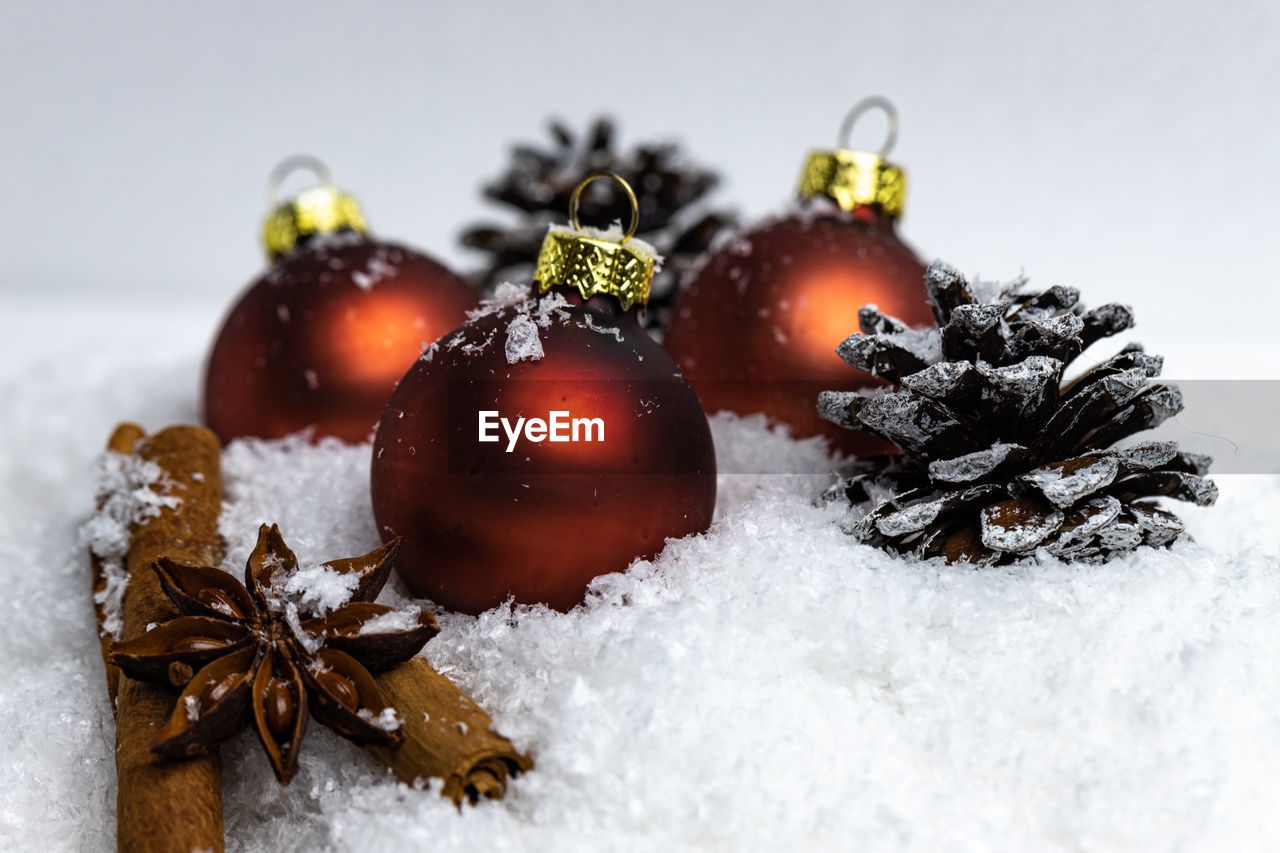 CLOSE-UP OF SNOW ON CHRISTMAS TREE