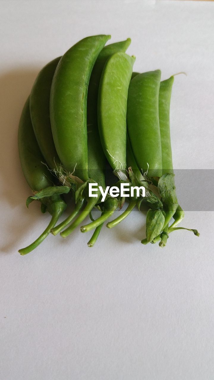 CLOSE-UP OF GREEN PEPPER ON TABLE