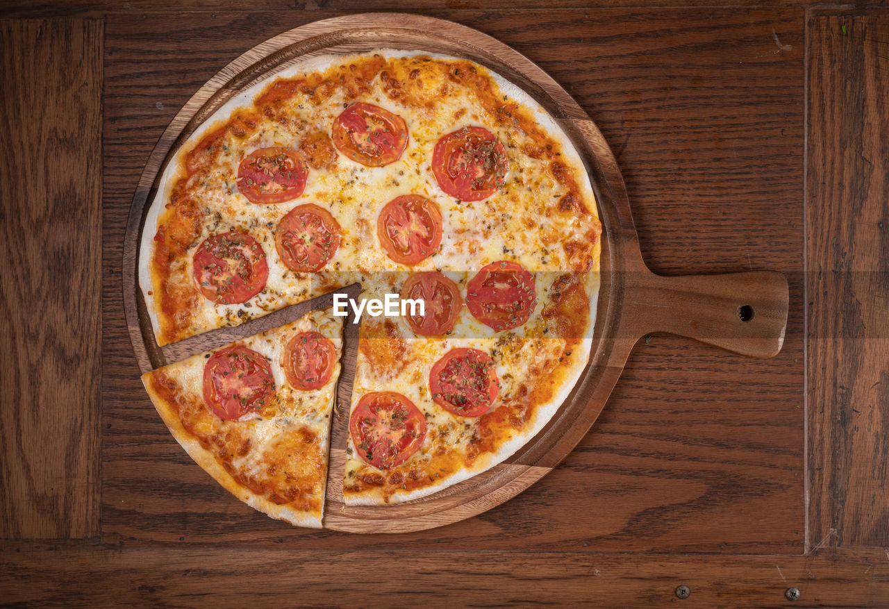 HIGH ANGLE VIEW OF PIZZA IN GLASS ON TABLE