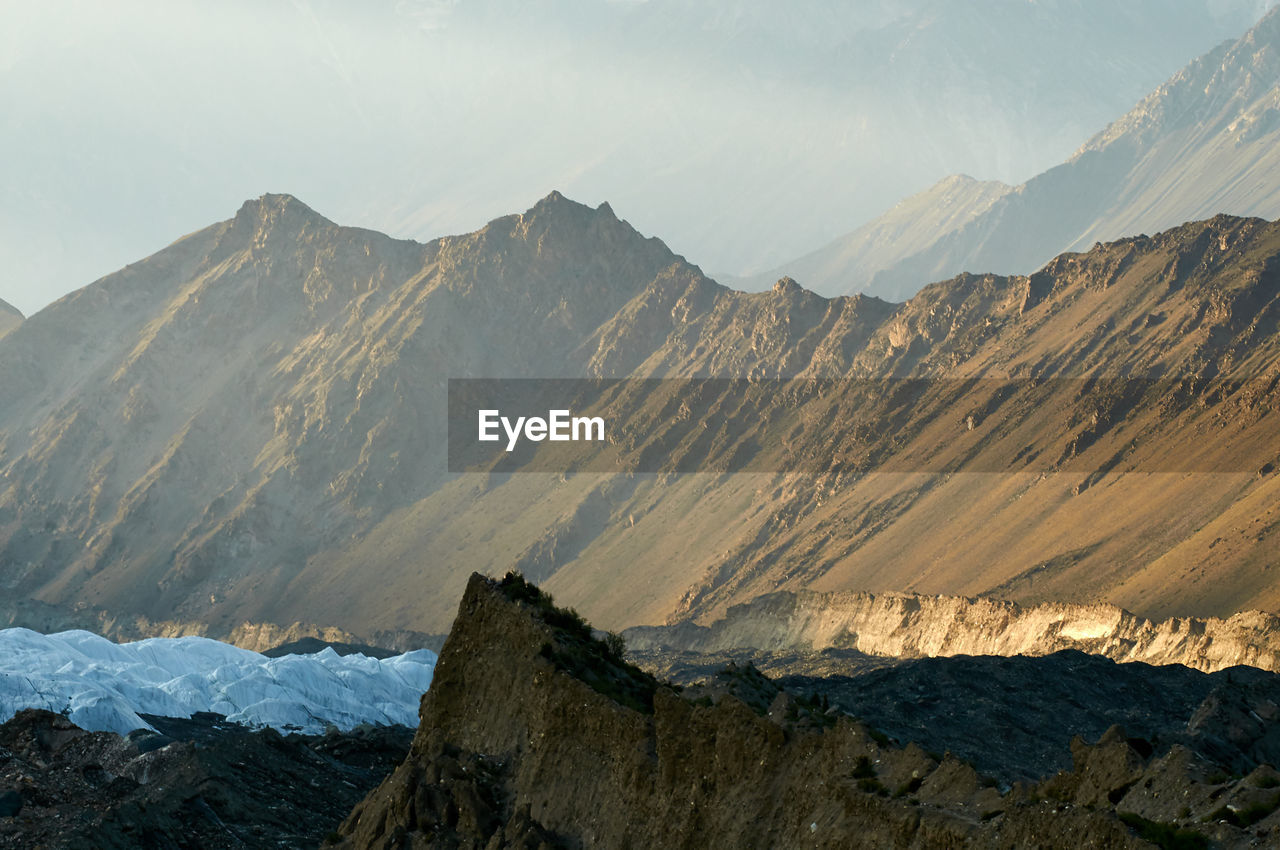 SCENIC VIEW OF MOUNTAIN RANGE AGAINST SKY