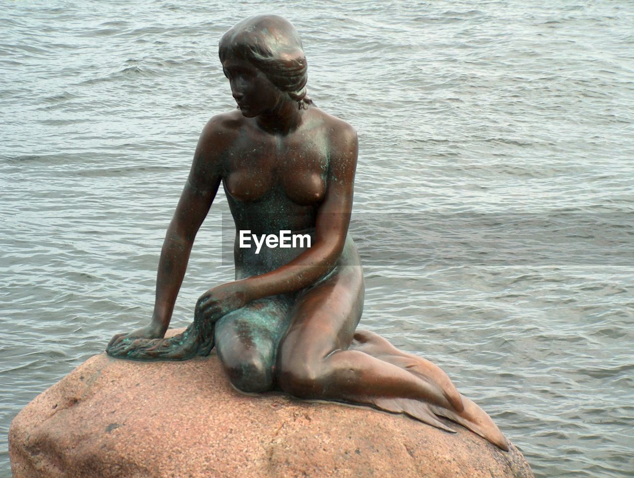 REAR VIEW OF MAN STANDING ON PIER