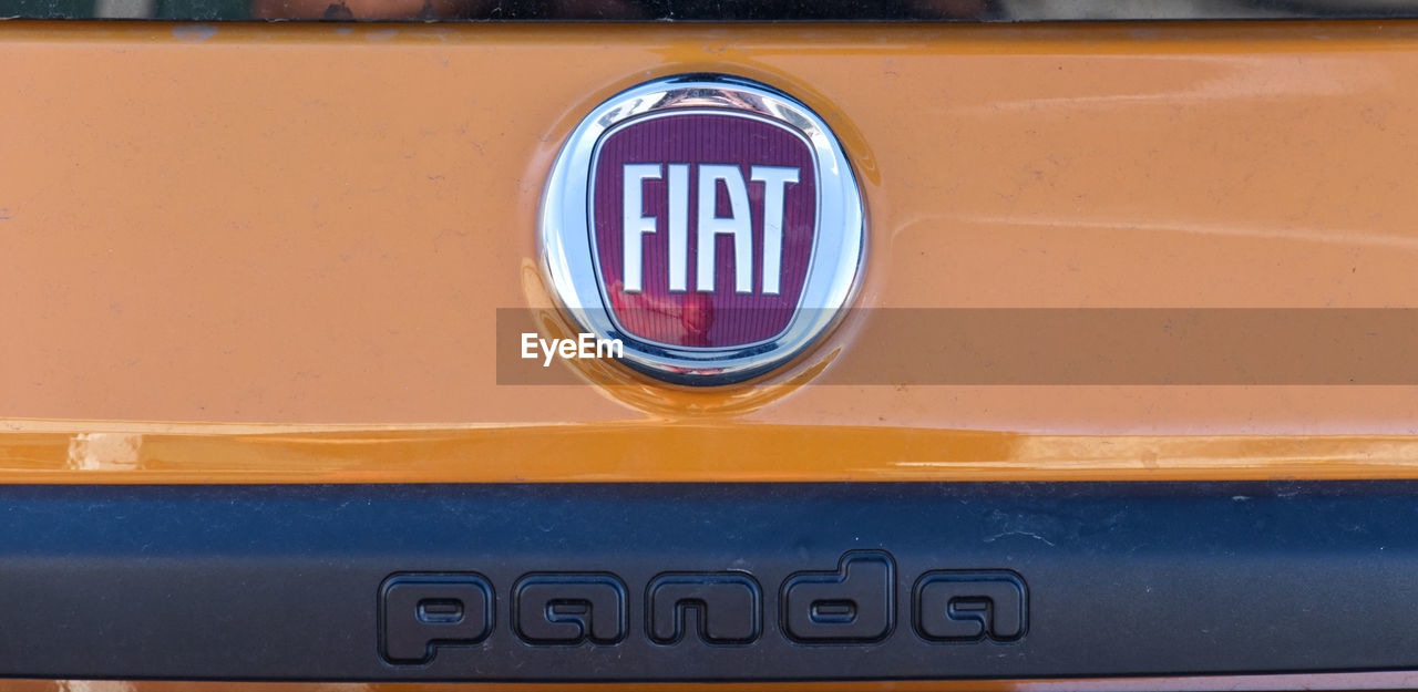 CLOSE-UP OF ARROW SYMBOL ON CAR