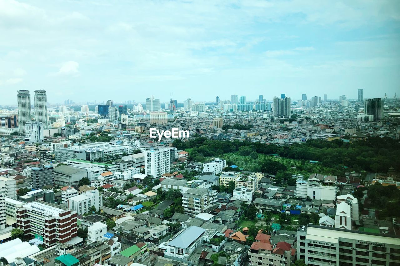 HIGH ANGLE VIEW OF BUILDINGS AGAINST SKY