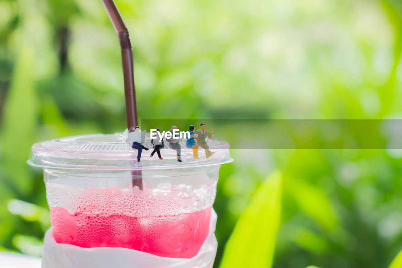 CLOSE-UP OF DRINK ON GLASS AGAINST WHITE BACKGROUND