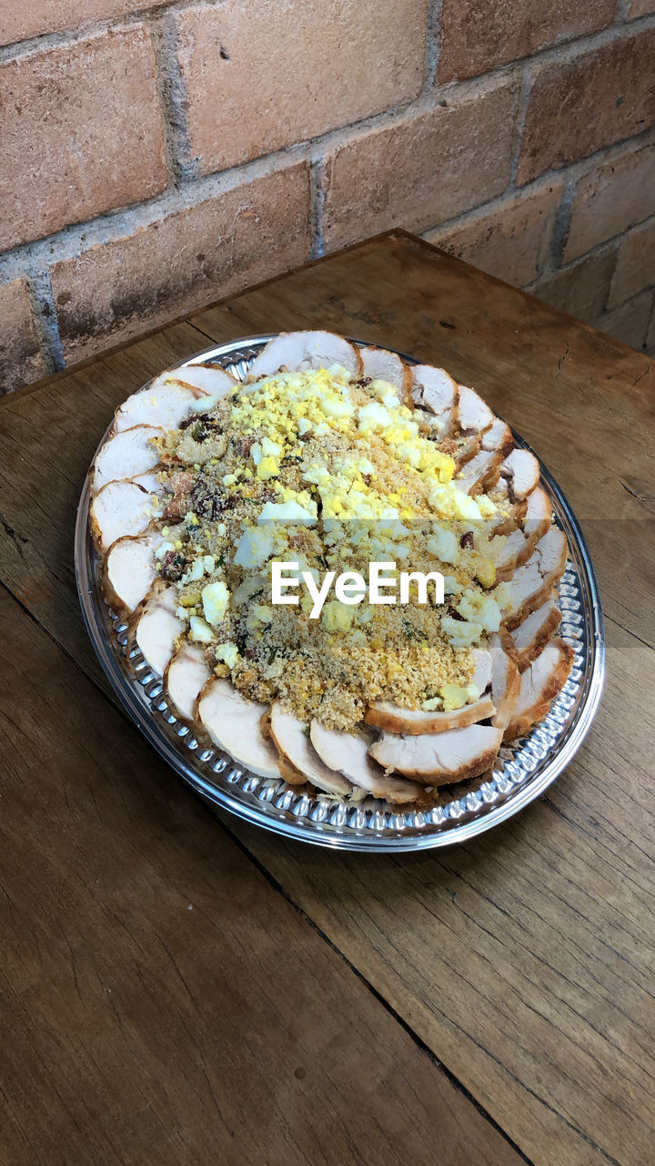 HIGH ANGLE VIEW OF CAKE IN PLATE
