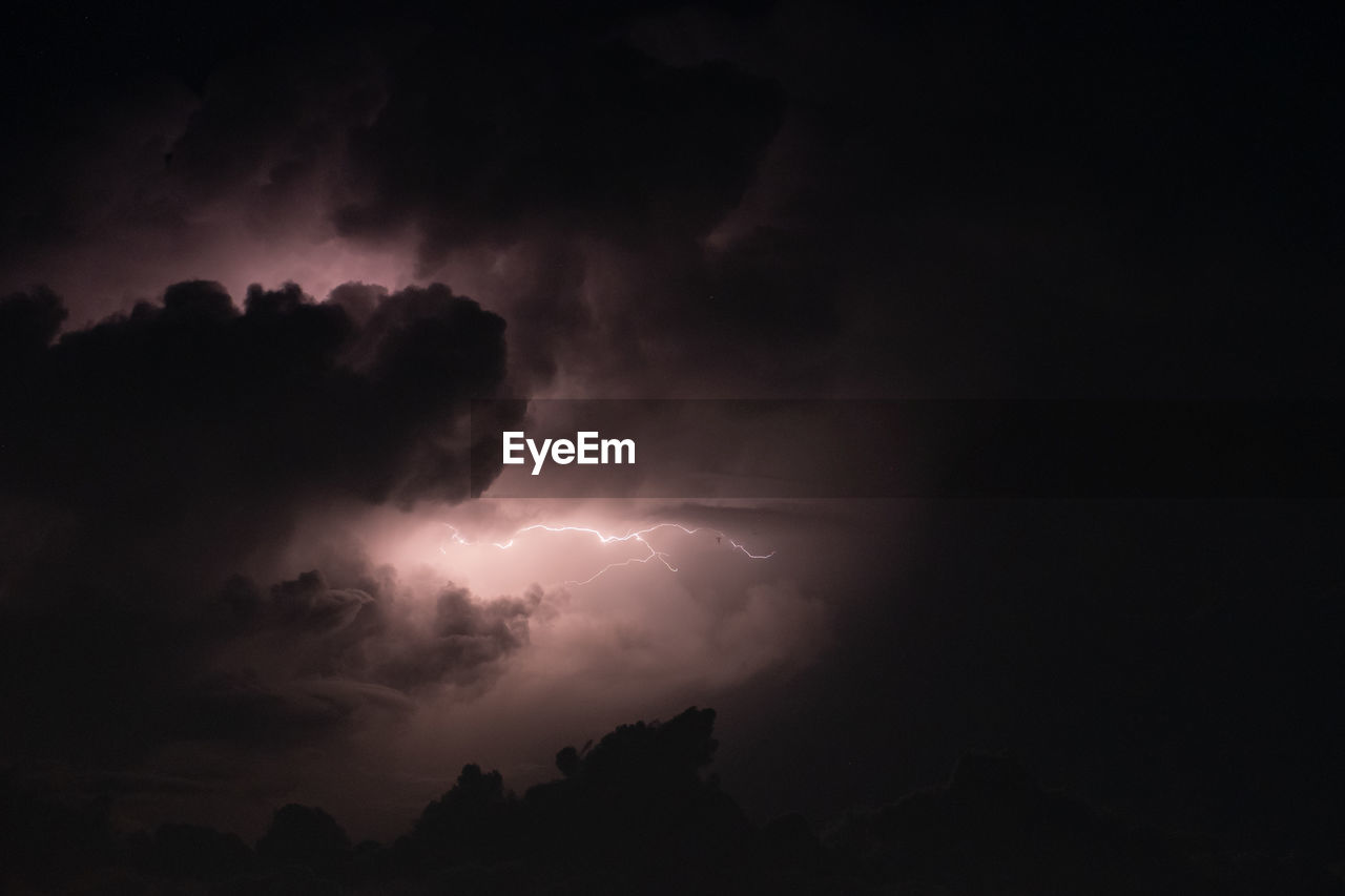 LOW ANGLE VIEW OF LIGHTNING IN SKY DURING NIGHT