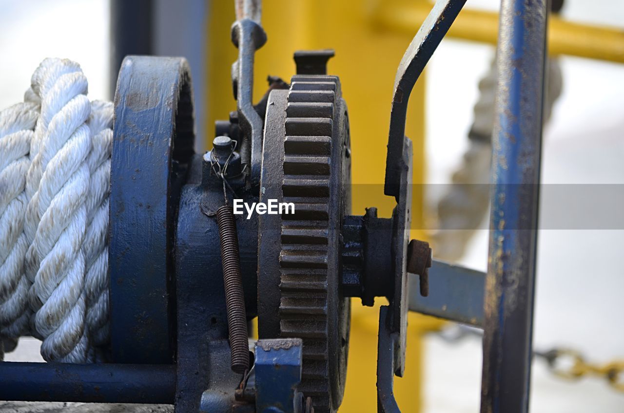 CLOSE-UP OF MACHINE PART OF METAL CHAIN