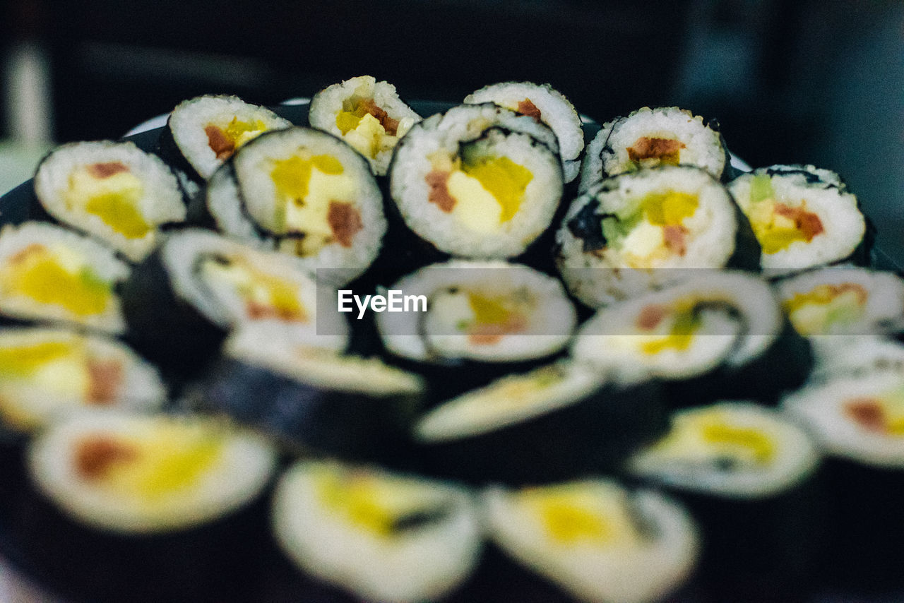 CLOSE-UP OF SUSHI ON PLATE