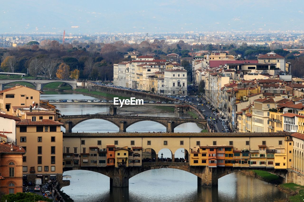 HIGH ANGLE VIEW OF ARCH BRIDGE OVER RIVER IN CITY