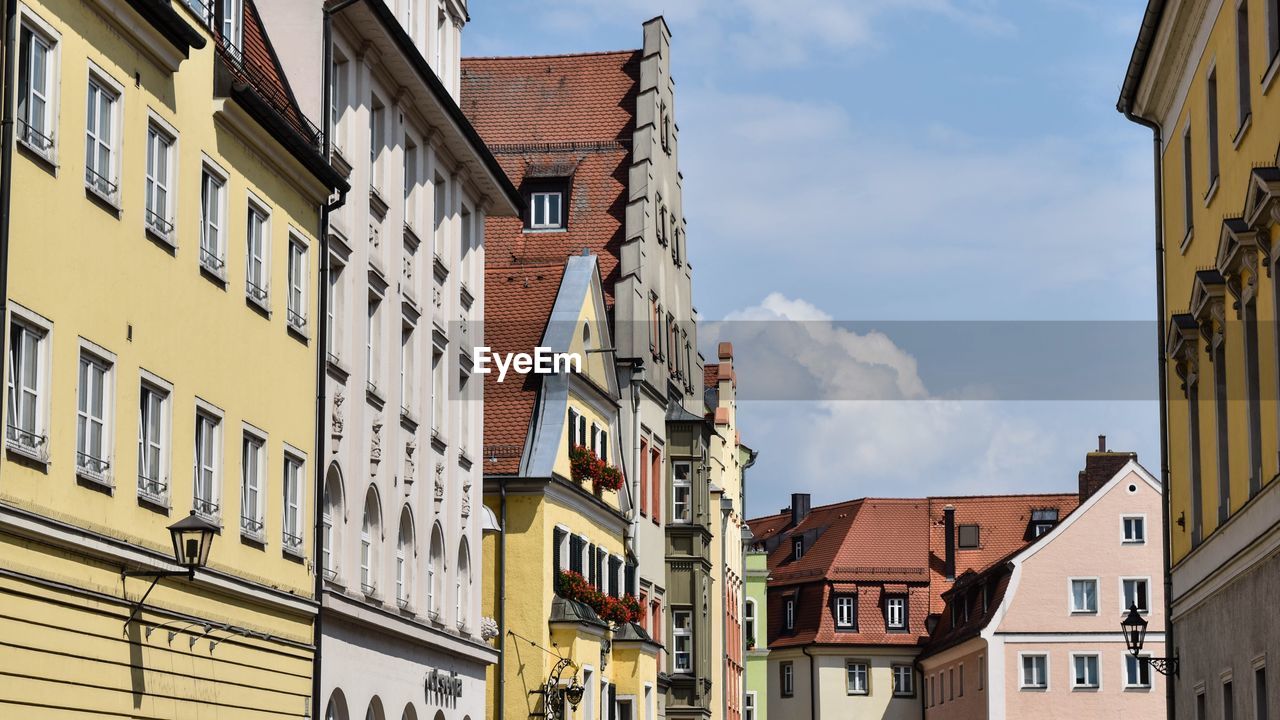 LOW ANGLE VIEW OF BUILDINGS IN CITY