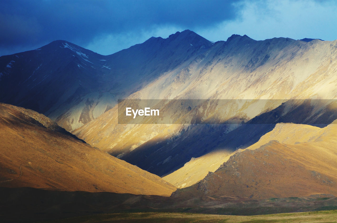 Sunset bathes the mountain range close to lake tekapo, new zealand, in fantastic colours