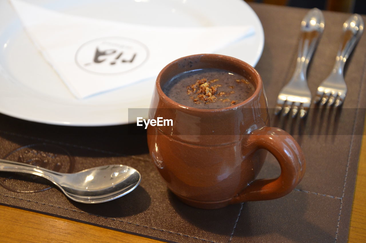 CLOSE-UP OF COFFEE CUP WITH COFFEE CUP