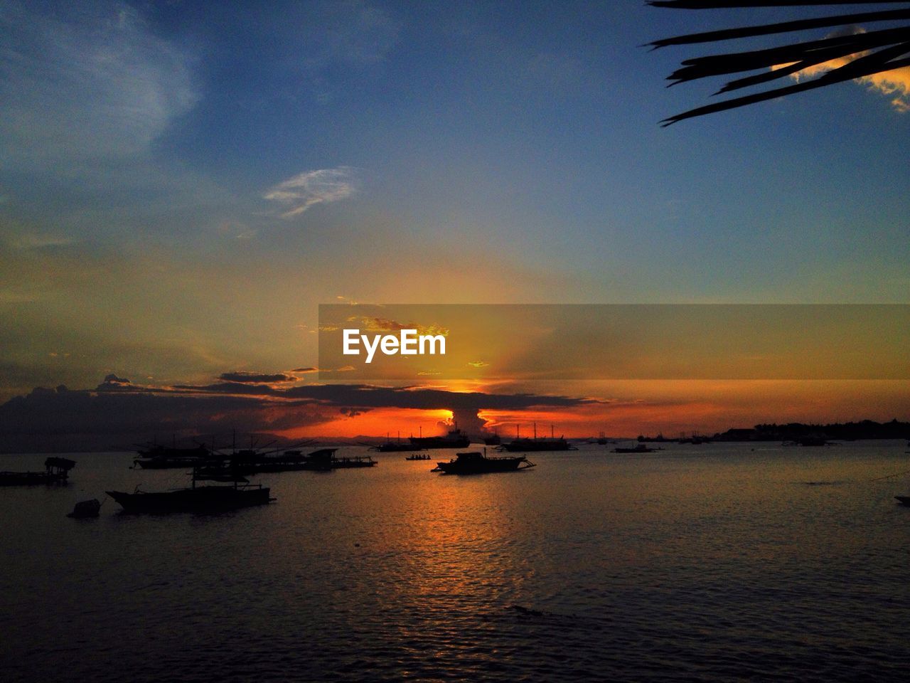 SILHOUETTE BOAT IN SEA AGAINST SKY DURING SUNSET