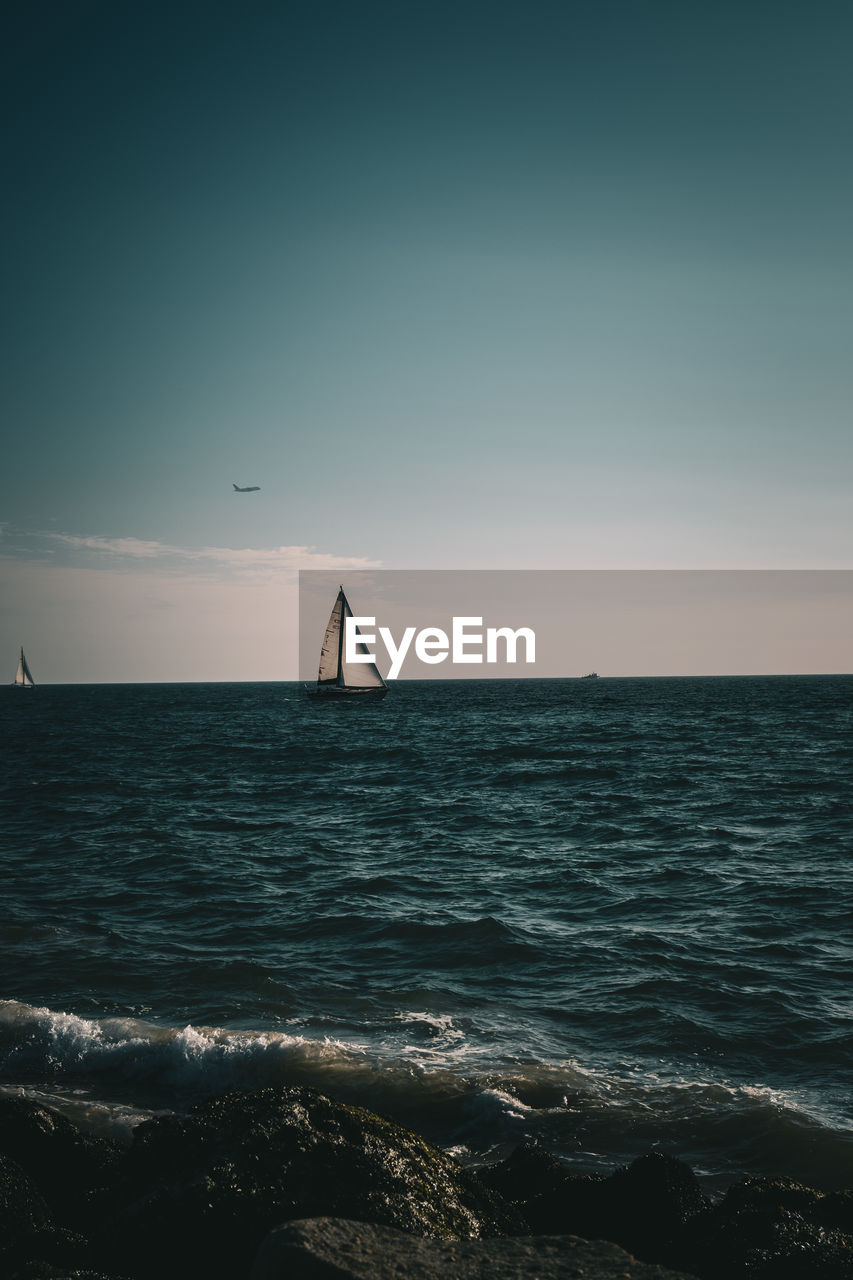 SCENIC VIEW OF SEA AGAINST CLEAR SKY