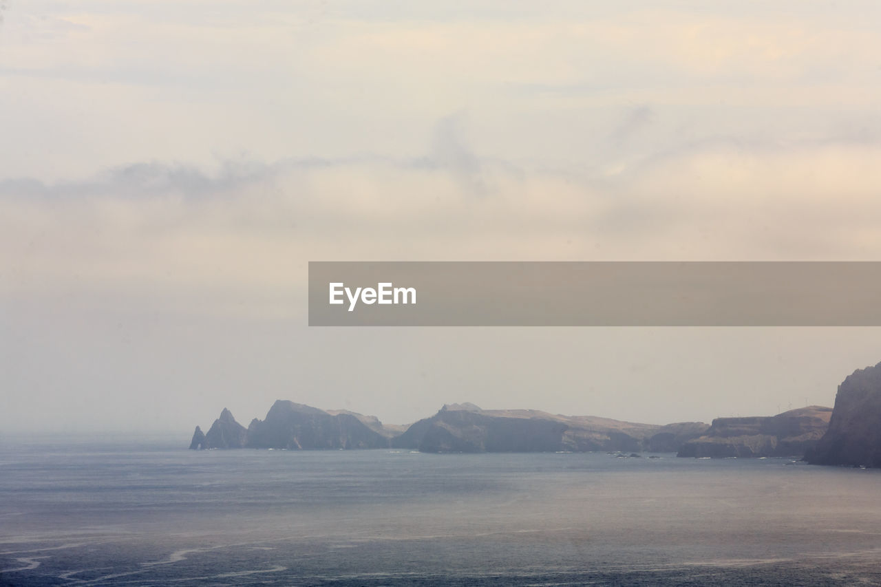 SCENIC VIEW OF SEA AND MOUNTAINS AGAINST SKY