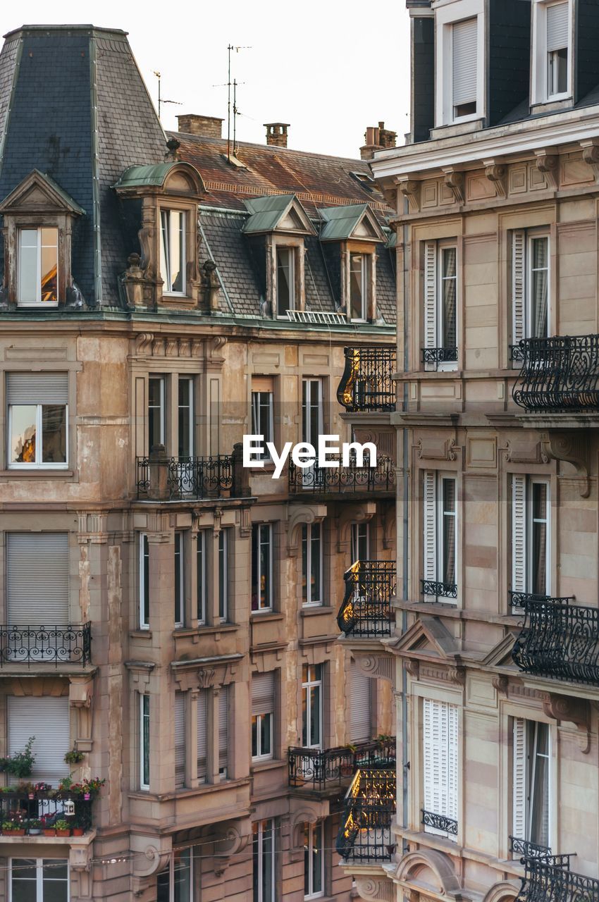 LOW ANGLE VIEW OF RESIDENTIAL BUILDING IN CITY